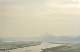 Agra;-Agra-Fort;-Banks;-Haze;-India;-Kaleidos;-Kaleidos-images;-La-parole-à-limage;-Landscape;-Mughal;-Pollution;-River;-Sand;-Stories-Pictures;-Taj-Mahal;-Tarek-Charara;-UNESCO;-Uttar-Pradesh;-World-Heritage;-Yamuna
